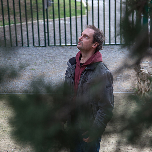 ET AVEC SA QUEUE IL FRAPPE